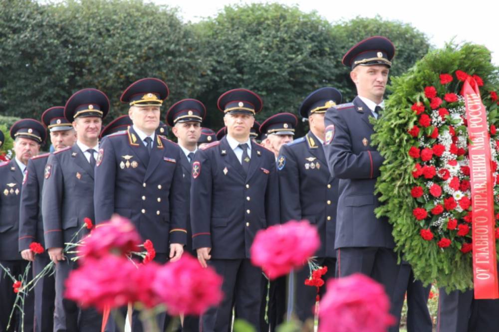 Сотрудники МВД почтили память жертв блокады Ленинграда на Пискаревском кладбище
