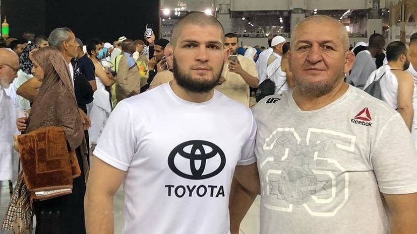Отец Нурмагомедова впервые присутствует в углу сына во время боя UFC