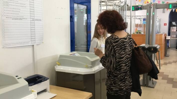 Сотрудник УИК № 53 Петербурга опроверг сообщения о подвозе избирателей