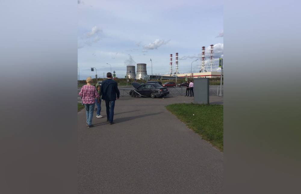 На Маршала Казакова в Петербурге внедорожник «вытолкал» легковушку в забор