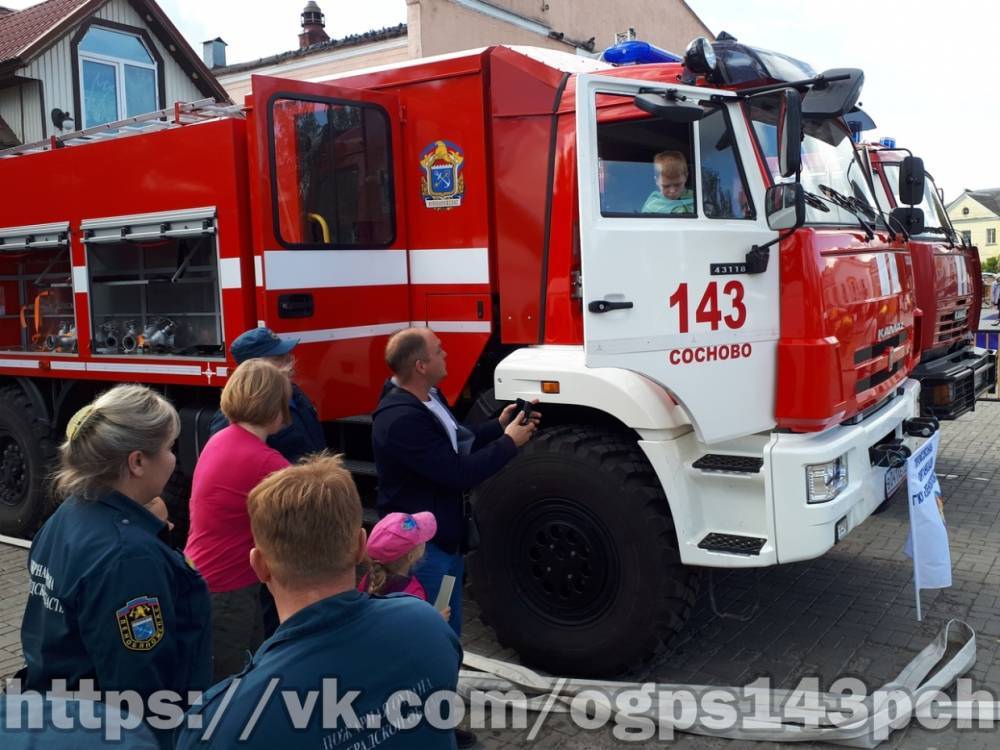 Жители Сосново на празднике поселка узнали о пожарной безопасности и примерили спецодежду