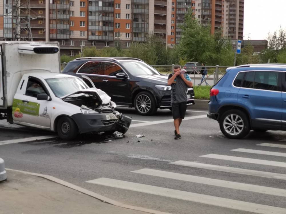 На Парашютной улице Петербурга машина «каблук» попала в аварию на пешеходном переходе
