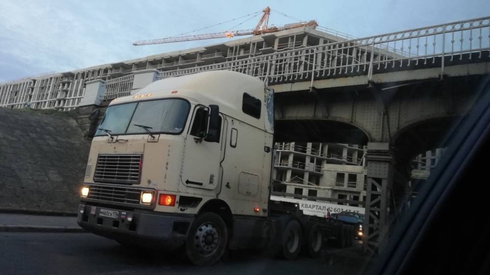 Фура задела ж/д мост на Боровой