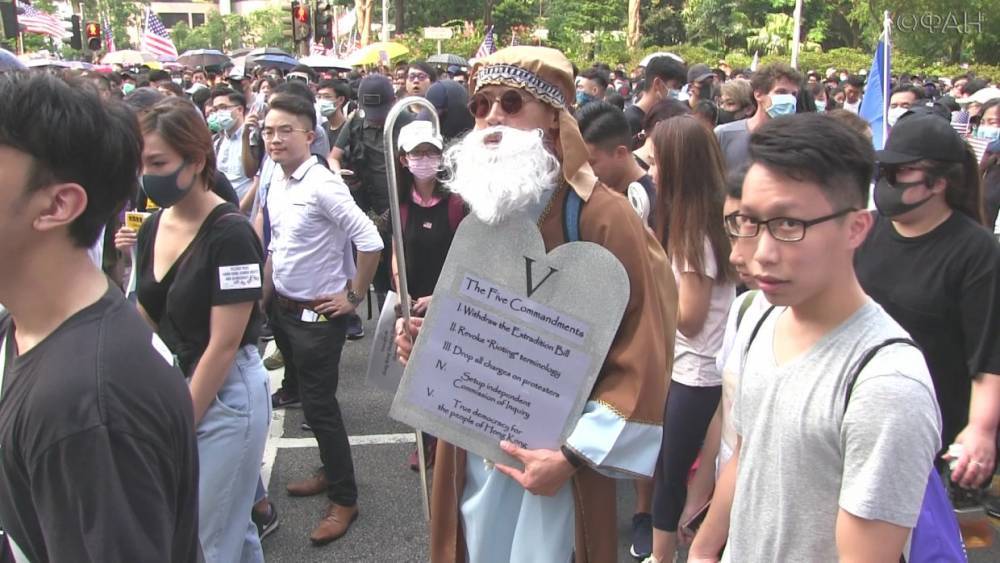Демонстранты в Гонконге потребовали от США военного вмешательства и санкций против КНР