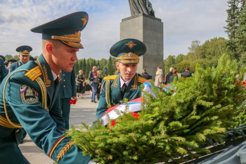 Командующий войсками ЗВО почтил память погибших блокадников в Ленинграде