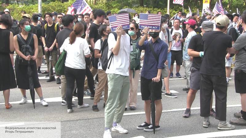 Протестующие в Гонконге требуют от США военного вмешательства