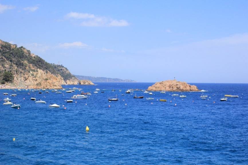 В Испании море выбросило на пляж бомбу