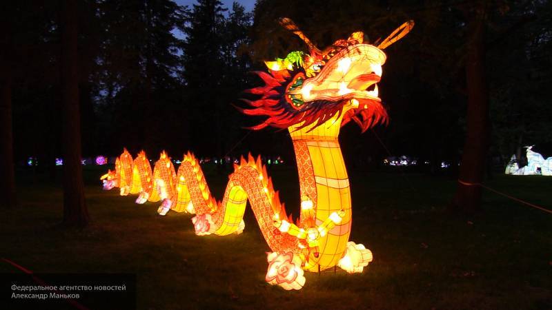 Фестиваль гигантских китайских фонарей проходит на Крестовском острове в Петербурге