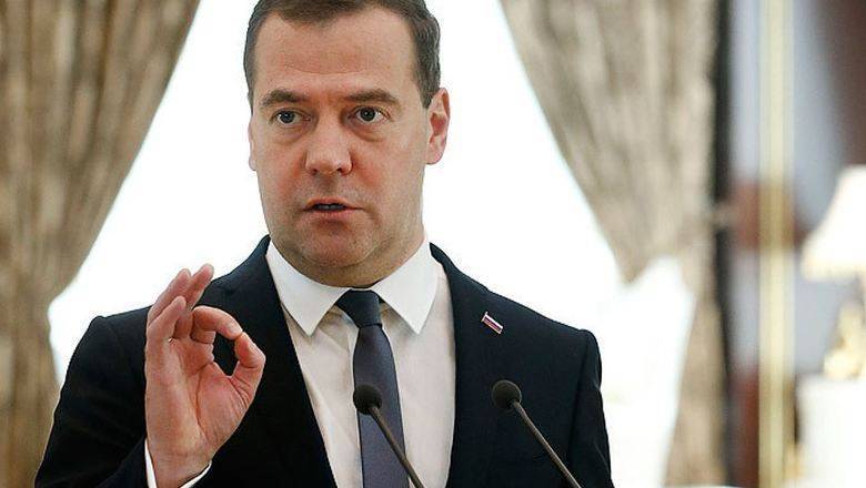 Медведев призвал единороссов не злоупотреблять сленгом