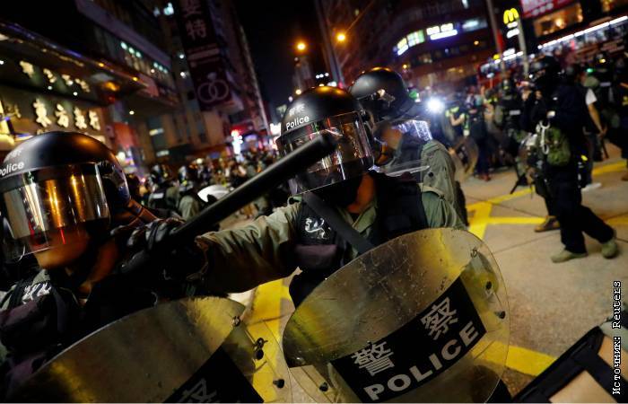 В Гонконге снова начались столкновения с полицией