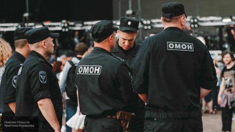 Отряд ОМОНа прибыв в МО Морские ворота в Санкт-Петербурге для обеспечения безопасности