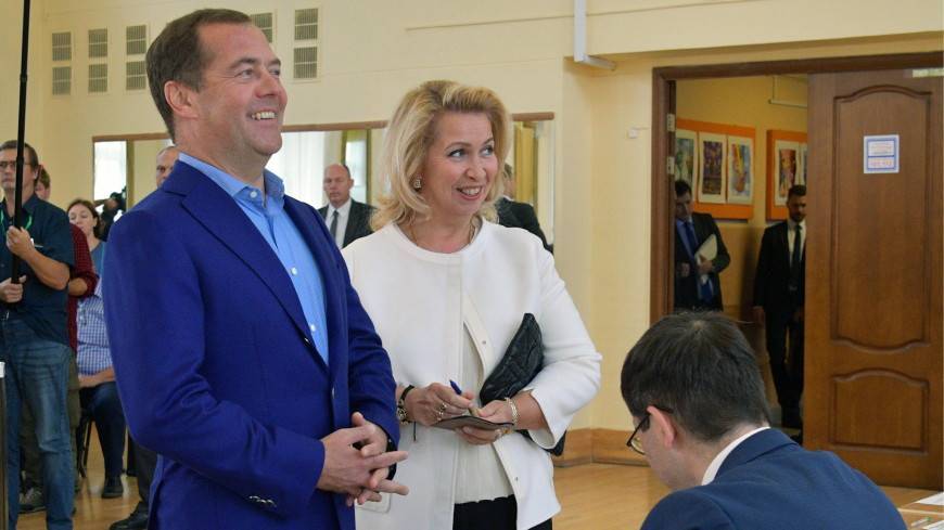 Медведев с супругой проголосовали на выборах в Мосгордуму
