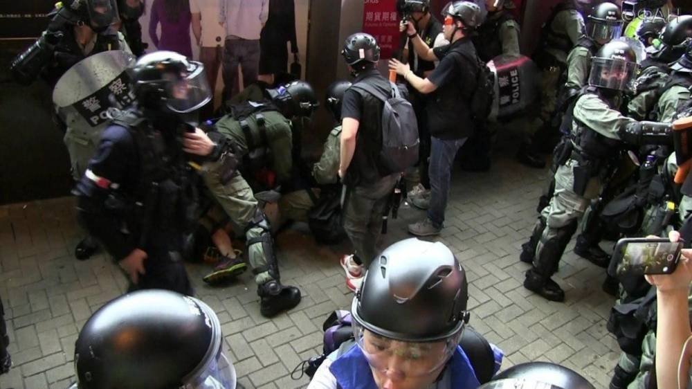 Полиция Гонконга защитила станцию метро Prince Edward гранатами со слезгонкой
