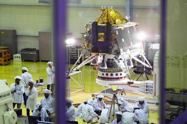Индия потеряла аппарат при посадке на Луну после «15 минут ужаса»