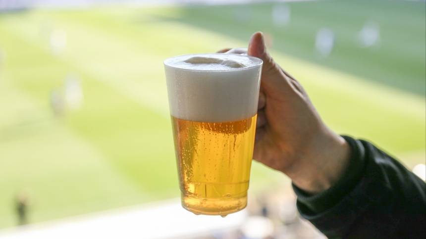 Пиво вновь разрешат продавать на стадионах в России