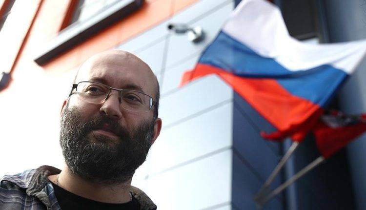 В центре Москвы задержали журналиста Илью Азара