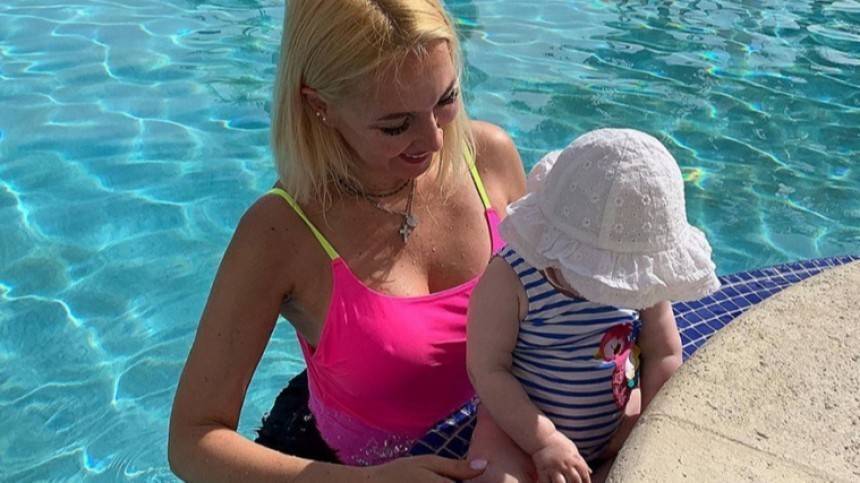 «Спортсменка!» Кудрявцева показала, как ее годовалая дочь занимается в бассейне