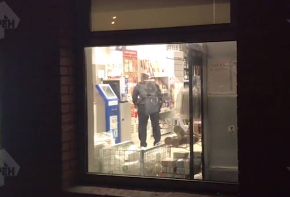 Видео с места нападения вооруженной группы на магазин в Москве