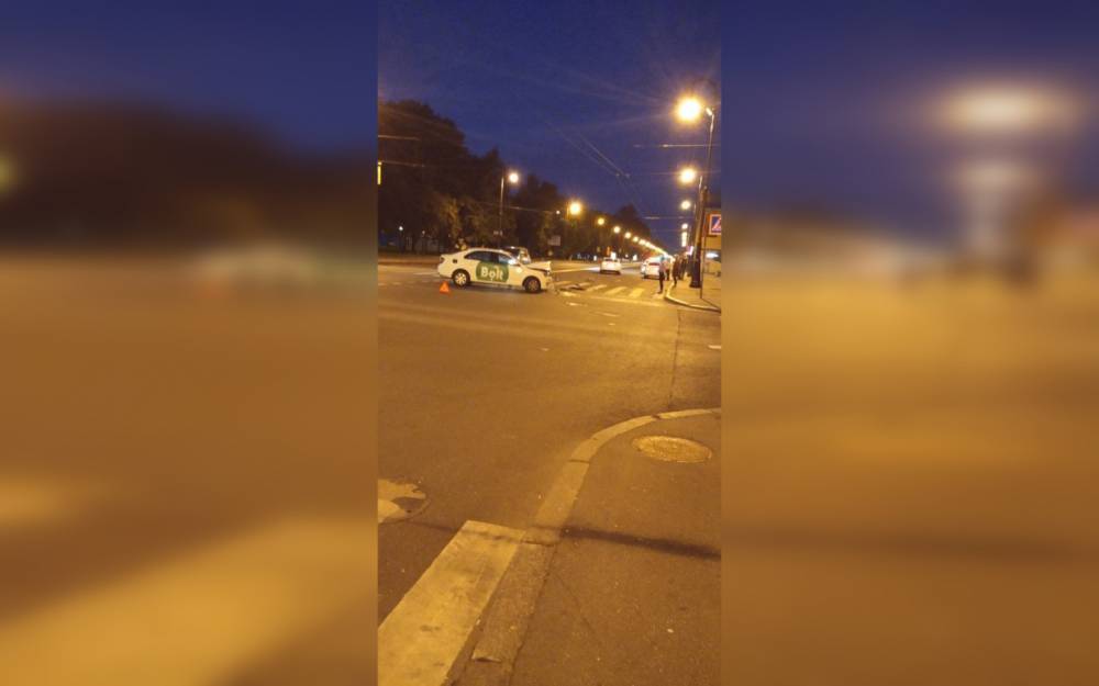 Автомобиль такси-сервиса Bolt попал в аварию на Большом проспекте Васильевского острова