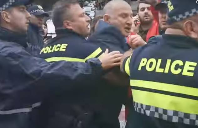 Видео: депутат парламента Грузии подрался с демонстрантами в Тбилиси