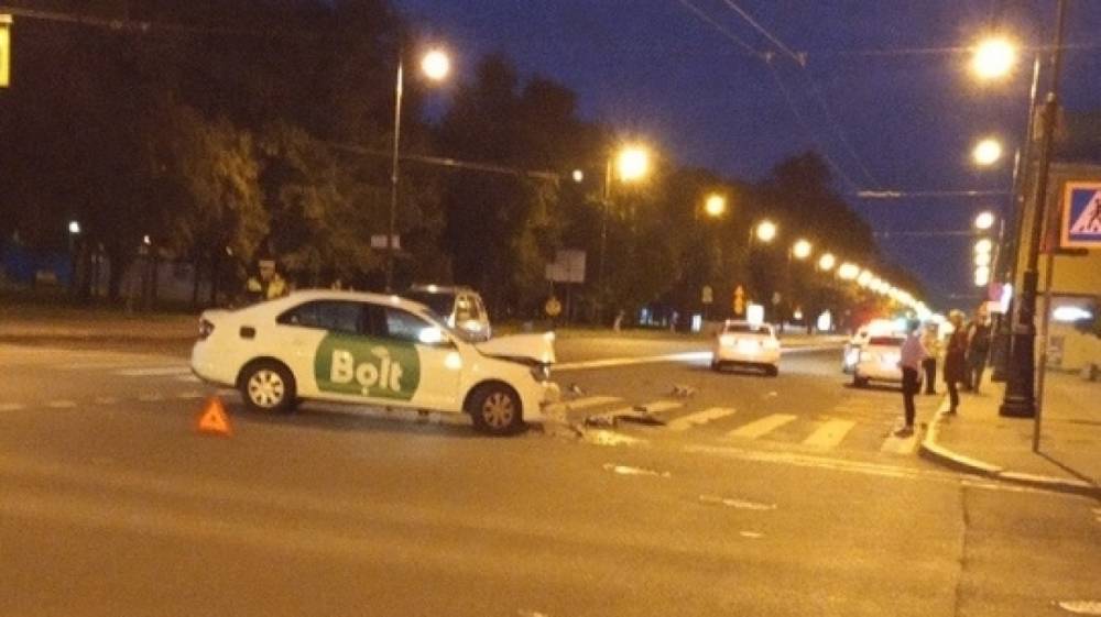 Автомобиль такси «Bolt» попал в аварию на Большом проспекте ВО