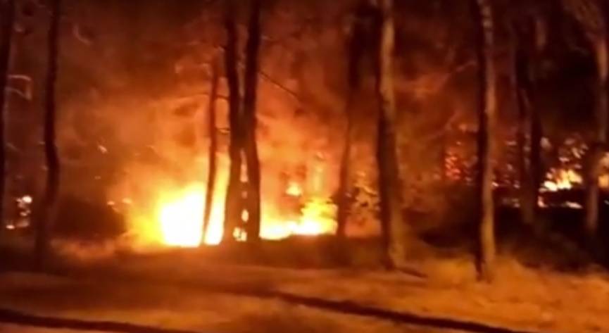 Все полыхает: видео пожара в частном доме в Геленджике