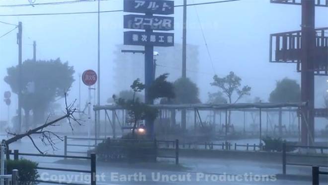 Десятки японцев пострадали из-за мощного тайфуна «Факсай»