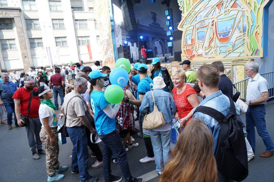 День города вместе с «МИРом»: москвичи проверяют себя на знание столицы и получают подарки