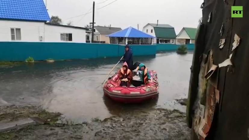 МЧС на лодках довозит избирателей из подтопленных районов Хабаровского края до участков