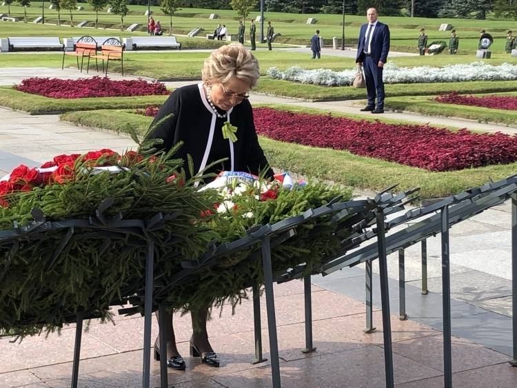 Матвиенко почтила память жертв блокады, возложив цветы на Пискаревском кладбище
