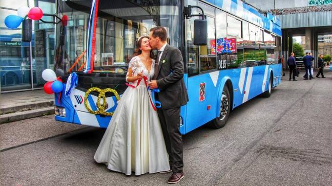 Петербургский троллейбус превратился в свадебный кортеж и довез молодоженов до Дворца бракосочетания