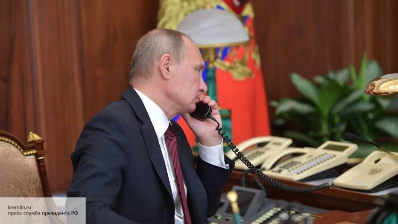 Путин и Макрон по телефону обсудили ситуацию на Украине