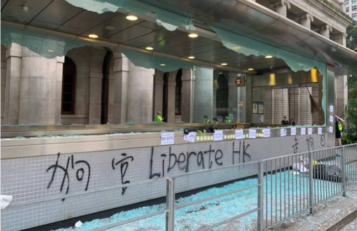Видео: протестующие подожгли вход в метро в Гонконге