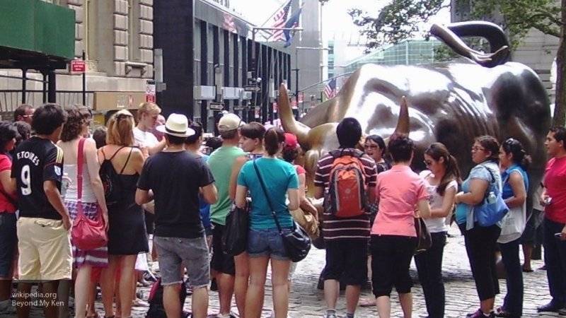 Вандал испортил статую "Атакующего быка", расположенную на Уолл-стрит