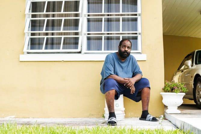 «Это было так страшно»: Слепой отец вынес взрослого парализованного сына из рушащегося дома, спасаясь от урагана Дориан на Багамах