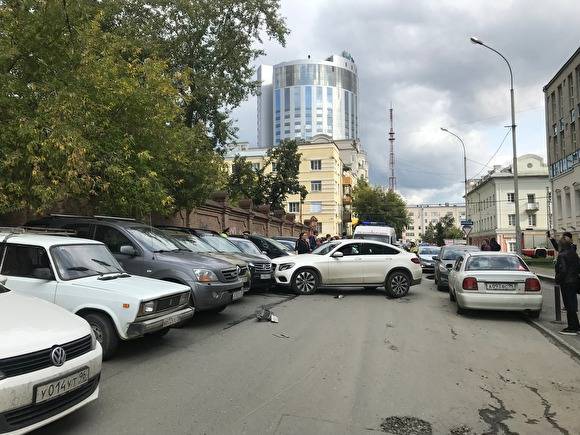 В центре Екатеринбурга Mercedes протаранил четыре автомобиля и врезался в стену