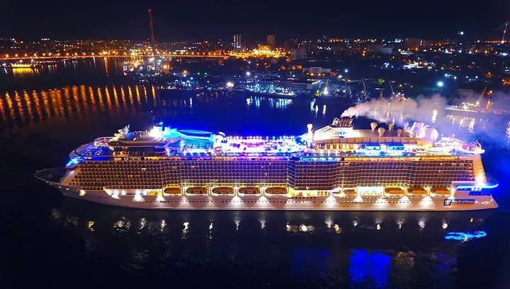 Во Владивостоке пришвартовался круизный лайнер с почти 5 тысячами туристов на борту