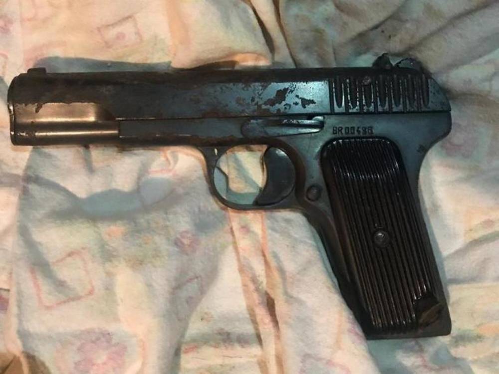 В остановленной на Приморском проспекте Toyota нашли пистолет и пакетик с порошком