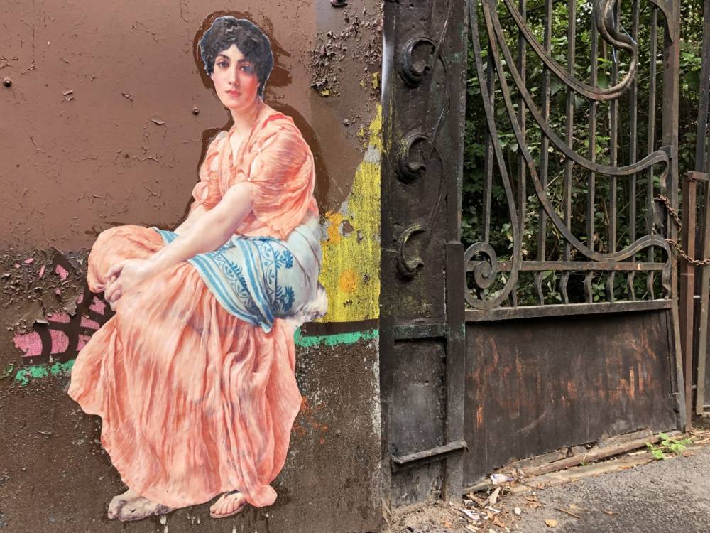 Петербурженка украсила картиной «В дни Сапфо» стену на Лахтинской улице