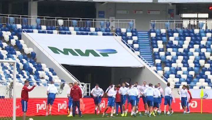 Футболисты сборной России провели предматчевую тренировку в Калининграде