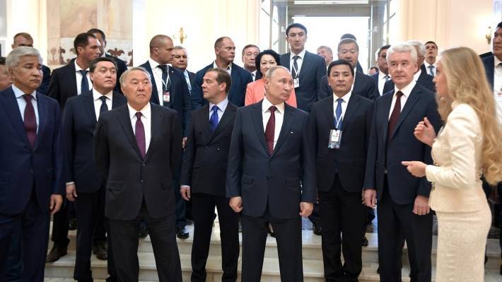 Медведев поздравил москвичей и гостей столицы с Днем города