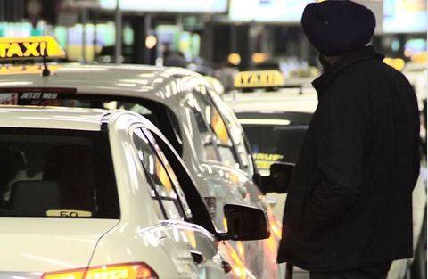 Злоумышленники избили и ограбили таксистку в Благовещенске