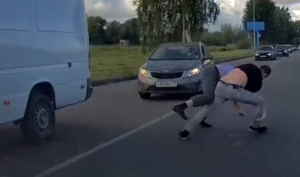 Драку водителей BMW и фургона Mercedes в Калининграде записал видеорегистратор