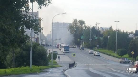«Стоят пожарные, много людей». В Екатеринбурге у Храма-на-Крови загорелся автомобиль