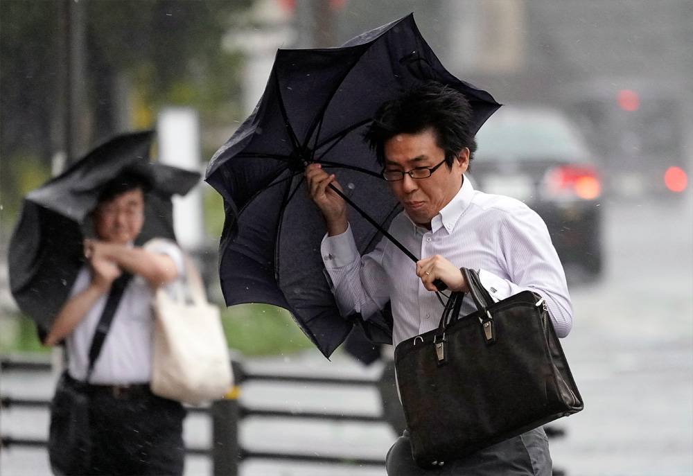 В районе Токио почти миллион домов остались без света из-за тайфуна
