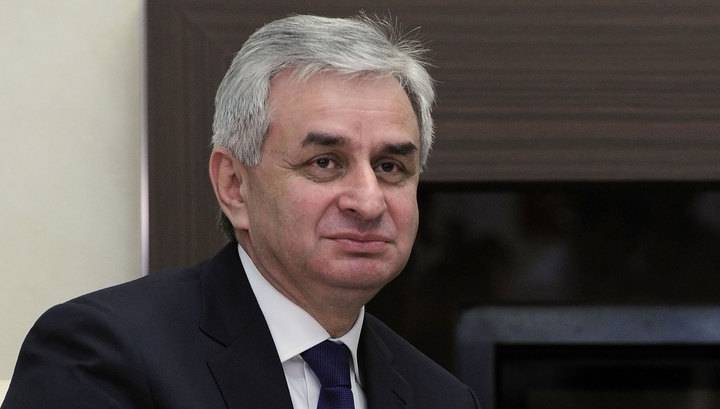 Глава Абхазии объявил себя победителем местных выборов, но ЦИК пока не подтверждает результаты