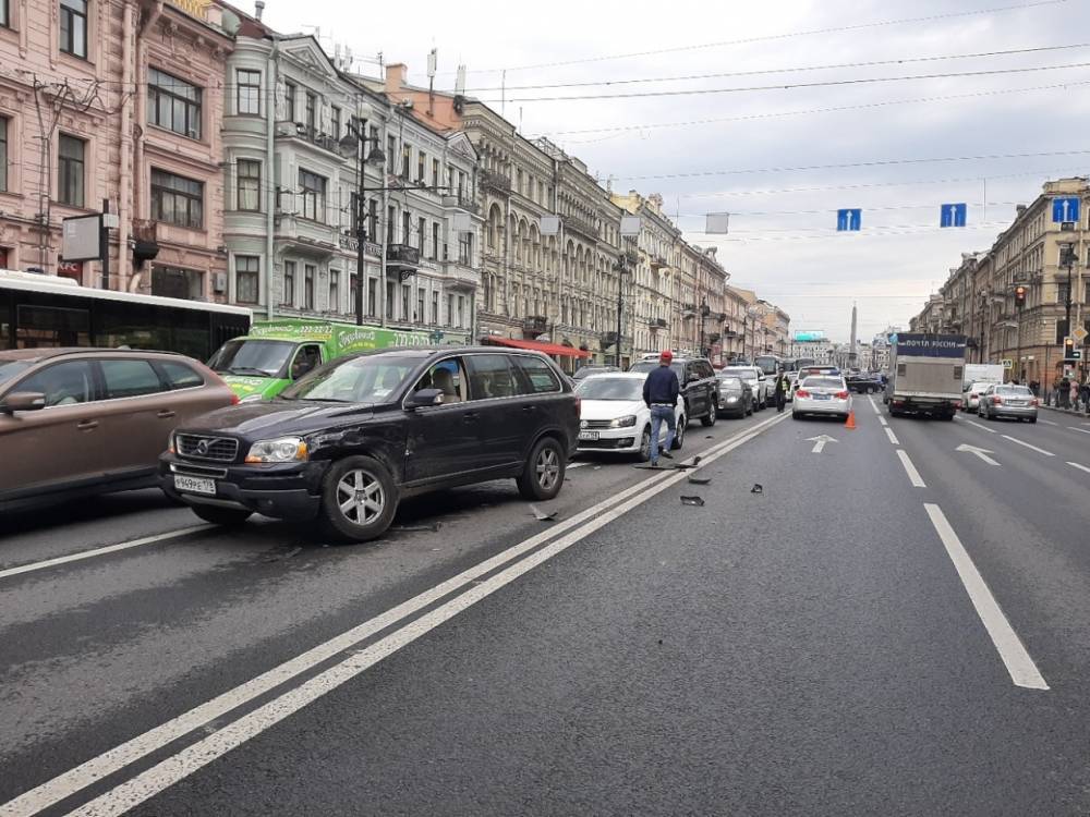На Невском проспекте два автомобиля пострадали в ДТП