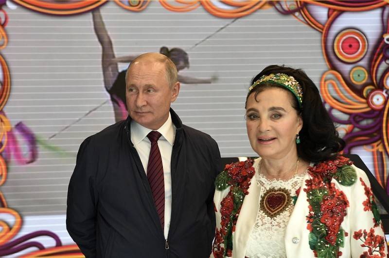 Ирина Винер-Усманова убедила Путина раскрасить дом под хохлому