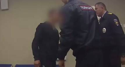 Мужчина обругал матом и набросился на полицию в аэропорту Новосибирска