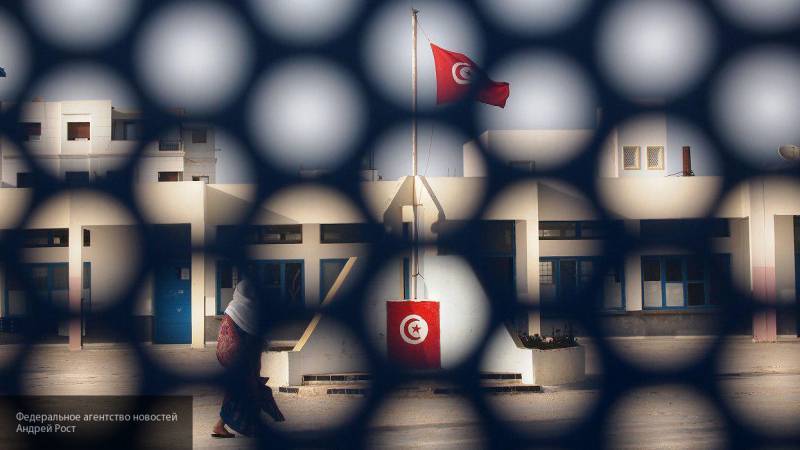 Радикальный исламист с ножом набросился на полицейского в Тунисе